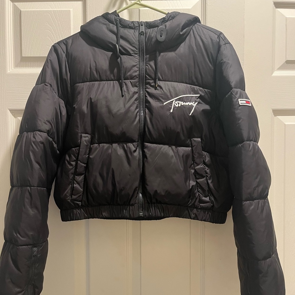 Tommy Hilfiger signature cropped, hooded puffer jacket